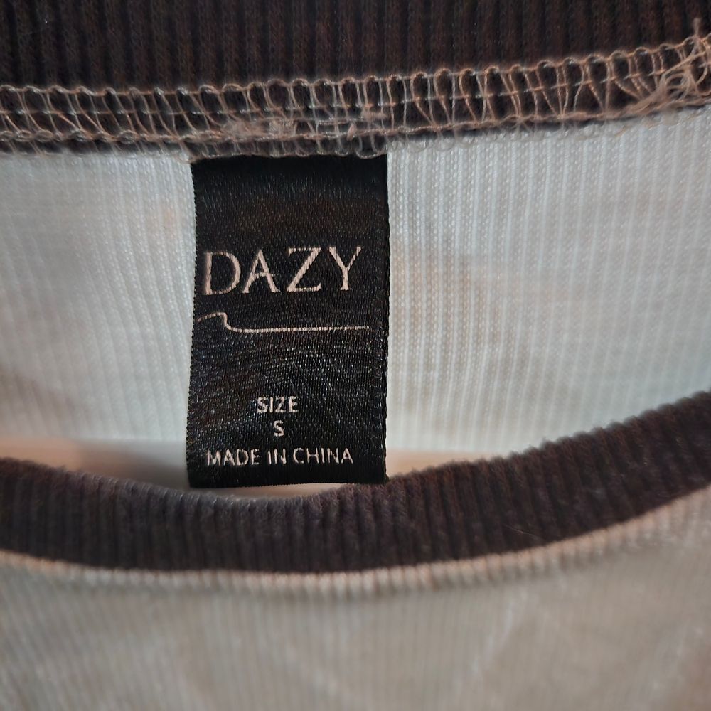 Daisy California Graphic Crop Top - Black and White - Picture 2 of 2